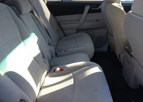 2011 Toyota Highlander Base V6 z USA, uszkodzony, nr VIN 5TDBK3EH2BS080677